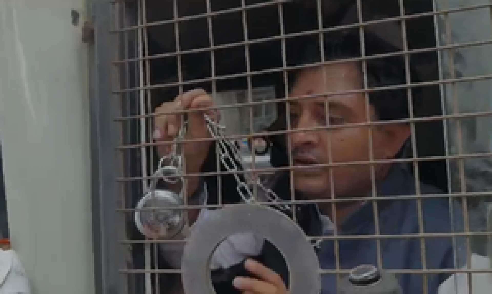 मुंबई की सड़कों पर गड्ढों को लेकर यूथ कांग्रेस का विरोध प्रदर्शन